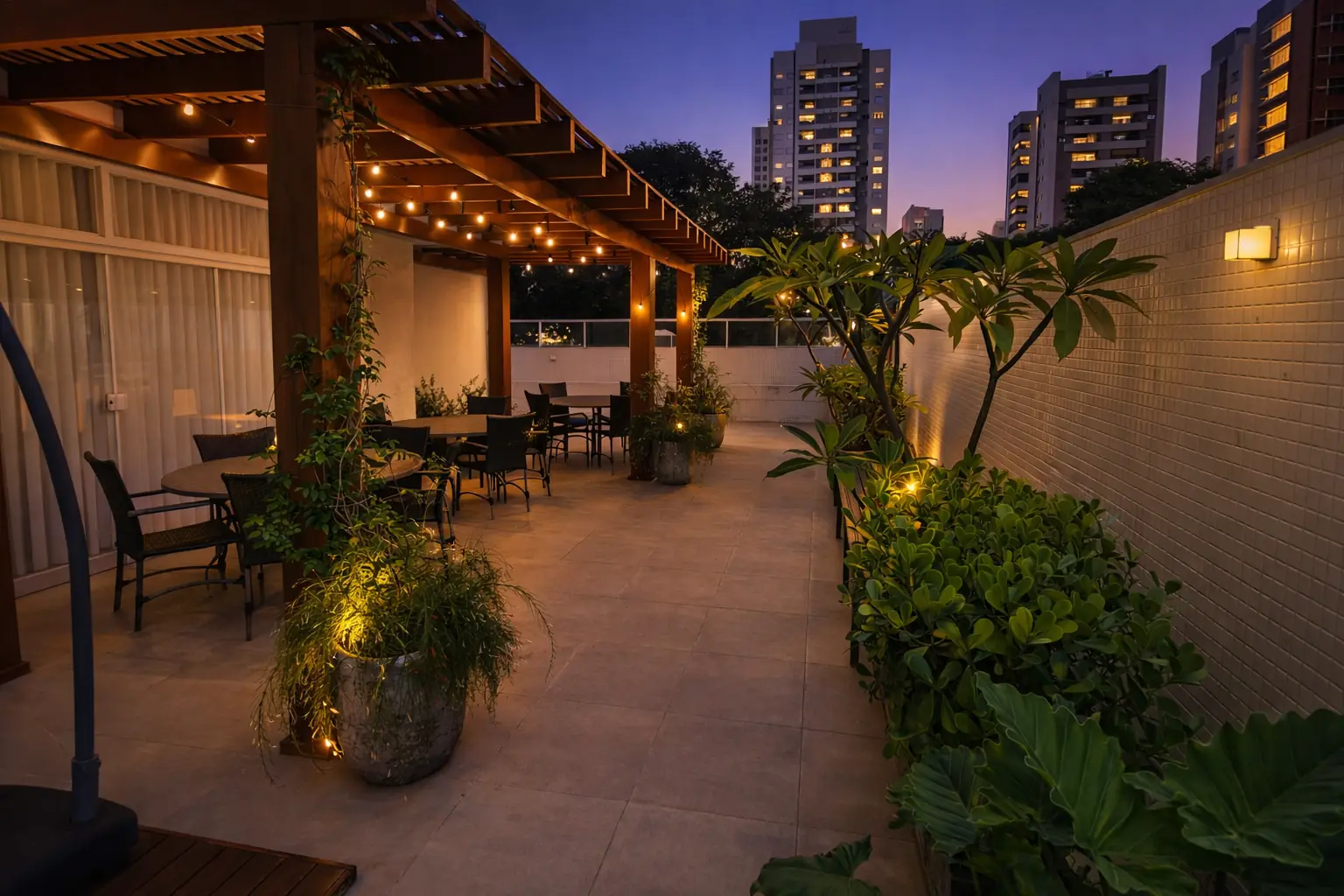 Jardim e pergolado iluminados ao entardecer