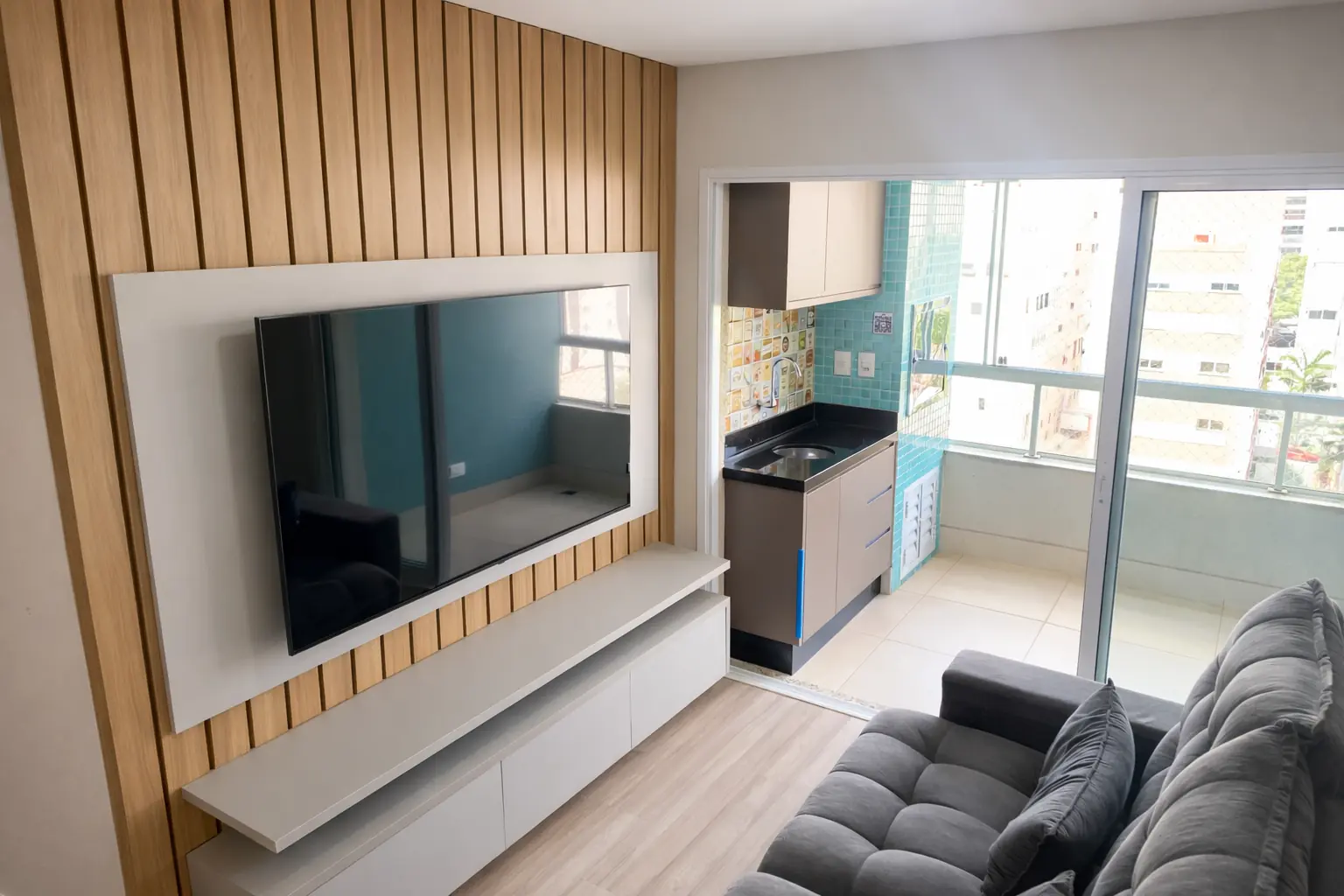 Sala de estar com painel de televisão